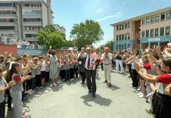 Alkışlarla uğurlanan 44 yıllık öğretmen, gözyaşlarına hakim olamadı