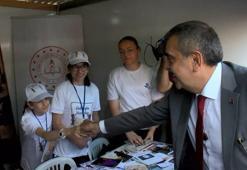 Bakan Tekin Rami Kütüphanesi'nde açılan 'Geleceğin Yazarları' fuarında öğrencilerle biraraya geldi
