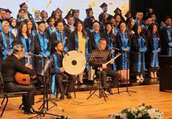 Üniversiteden dereceyle mezun olup, veda konserinde sahne aldı