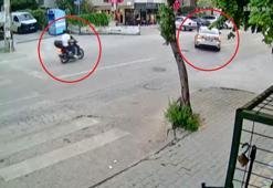 Motosiklet ile otomobilin çarpıştığı kaza kamerada; 2 yaralı