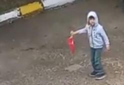 5 yaşındaki Miraç, evden çıkıp yere düşen Türk bayrağını aldı; o anlar kamerada