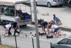 Kamyonetin kasasından yola saçılan meyve ve sebzeler, diğer sürücülerin yardımıyla toplandı