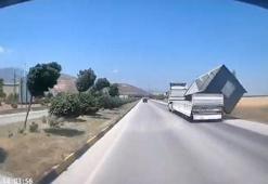TIR'da yüklü konteyner, fırtınada düştü; o anlar kamerada