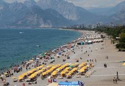 Antalya’da sıcak hava bunalttı, sahiller doldu taştı