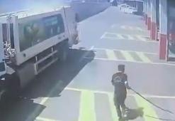 Yangın çıkan çöp kamyonunu itfaiye istasyonuna götürdü; o anlar kamerada