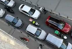 Avcılar'da kazaya neden olan sürücüye tepki; otomobile yumruk attılar