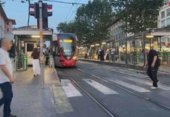 Fatih'te raylara düşüp tramvayın altında kalan çocuk öldü