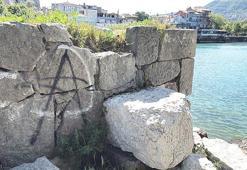 Amasra’da tarihi 'Direkli Kaya’ya boyayla zarar verdiler