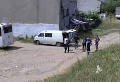 Bağcılar'da arsada oyun oynayan çocuklar araçta ceset buldu