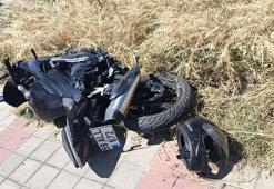 Otomobille çarpışan motosikletli genç, kask sayesinde ölümden döndü