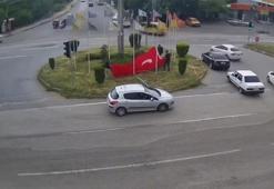 Rüzgarda ipi kopan Türk bayrağını vatandaşlar korudu