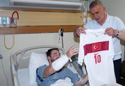 TFF Başkanı Hacıosmanoğlu, kaza geçiren polisi hastanede ziyaret etti