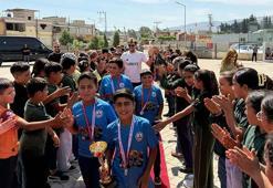 Bocce bowlingde derece yapan öğrencilere kırmızı halıda karşılama