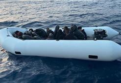 Kuşadası'nda sürüklenen lastik bottaki 18 kaçak göçmen kurtarıldı