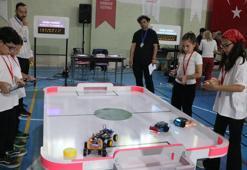 Teknoloji festivalinde öğrenciler, yaptıkları mini robotlarla yarıştı