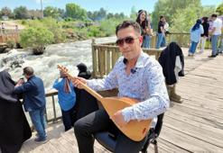 Kaçak avcılığa dikkat çekmek için bağlama çalıp, türkü okudu