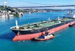 Rusya'da İDA saldırısına uğrayan tanker İstanbul Boğazı'ndan geçti; hasar havadan görüntülendi