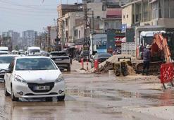 İçme suyu borusu patladı; yol çöktü, ev ve iş yerlerini su bastı