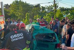 Ordu’da minibüs, park halindeki otomobile çarptı: 3 yaralı