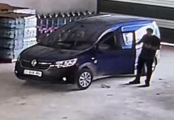 Hafif ticari araca giren yılan paniğe neden oldu; o anlar kamerada