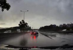 Maltepe D-100'de yağışın etkisiyle kayan otomobil bariyere çarptı; kaza kamerada