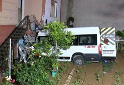 Çekmeköy'de servis minibüsü evin bahçesine uçtu: 1 yaralı