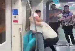 Pendik'te Marmaray'da yumruklu kavga kamerada