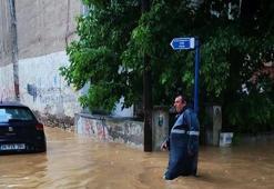 Manisa'da sağanak; sel sularının evin kapısından taştığı anlar kamerada