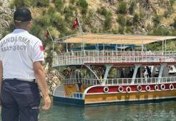 Halfeti’de arızalanıp sürüklenen tur teknesindeki 40 yolcuyu jandarma tahliye etti