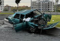 Kayseri’de otomobil refüje çarptı: 4 yaralı