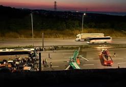 Kuzey Marmara Otoyolu'nda kamyonun damperinin çarptığı tabela devrildi; kapanan yol trafiğe açıldı