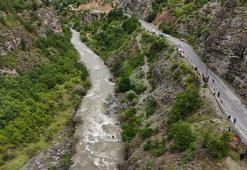 Çoruh Nehri’ne uçan kamyonette kaybolan baba-oğul aranıyor