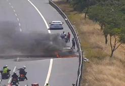 Küçükçekmece TEM Otoyolu'nda otomobil alev alev yandı; yol trafiğe kapatıldı