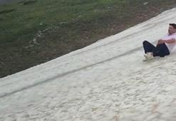 Haziran ayında zirvede poşetlerle karda kaydılar