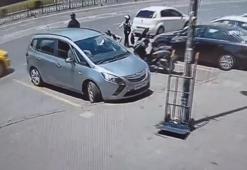Fatih'te araçta eşini bekleyen Rumen turistin çantasını çaldılar; içindekileri alıp geri bıraktılar