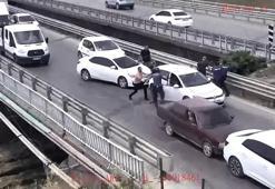 Cezaevi önünde 2 kişiyi yaralayıp, otomobil gasbeden şüphelilerin yakalanma anı kamerada