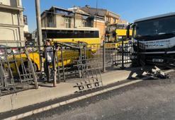 Beyoğlu'nda belediye aracı refüje çarptı