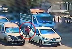 Yolun karşısına geçmeye çalışırken 2 aracın altında kalan Halil kurtarılamadı