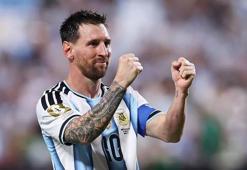 Messi’nin hat-tricki Arjantin’e galibiyeti getirdi; Arjantin-Cezayir:3-0