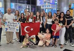 İtalya'da tarih yazan yüzücü Eda'ya İzmir'de coşkulu karşılama