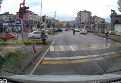 Kırmızı ışıkta geçen motosiklet, otomobile çarptı; o anlar kamerada