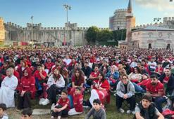 A Milli Futbol Takımı'nın Paraguay maçı Yedikule Hisarı'nda izlendi