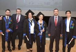 76 yaşında üniversiteden mezun olup kep attı
