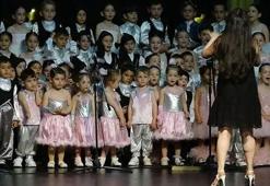 Duygulandıran koro; sahnede çocuklar, salonda babalar