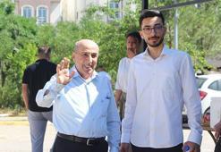 70 yaşındaki baba, 25 yaşındaki oğlu ile sınava girdi