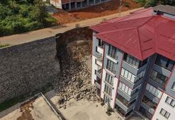 Çocuğunu saniyelerle kurtardı; istinat duvarının çökme anı kamerada
