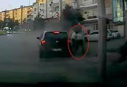 Otomobilin altında kalmaktan son anda kurtuldular