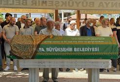 Tur midibüsünün devrildiği kazada ölenler, Konya'da toprağa verildi