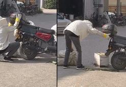 Motosiklette toplanan arıları, özel kıyafetiyle kovana topladı