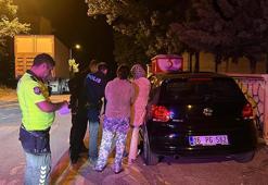 Park halindeki iki otomobile çarpıp, kaçan alkollü sürücü aracında uyurken yakalandı